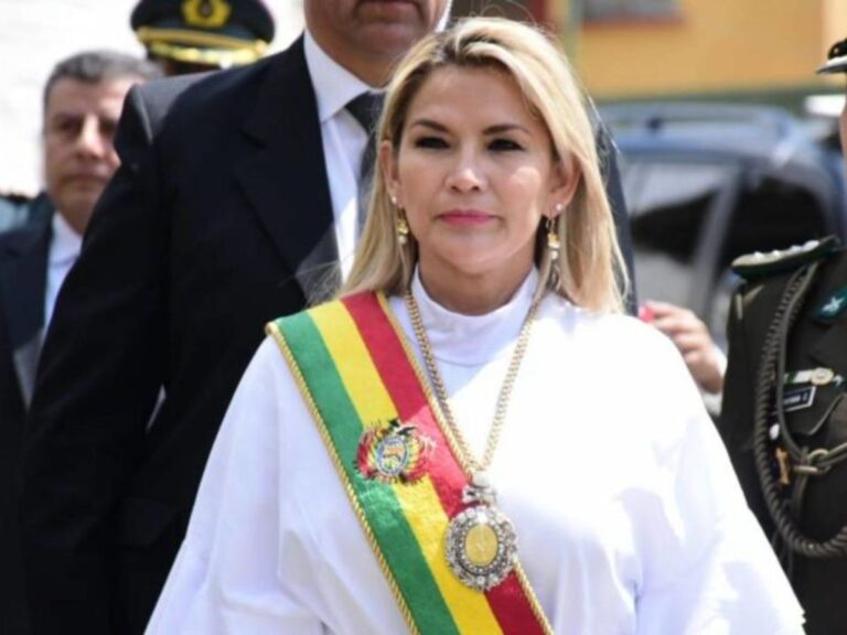 Fiscalía boliviana presenta cargos de genocidio contra expresidente Áñez