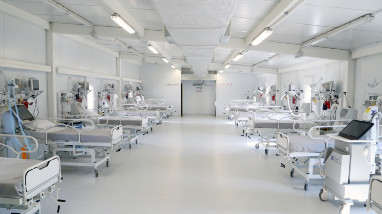 Covid-19: aumentó a 465 el número de camas críticas en los hospitales públicos durante la “segunda ola”