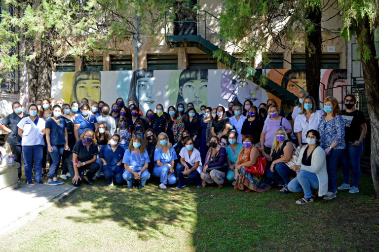 8M: Se inauguró un mural en el patio central del Hospital Cullen