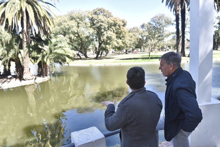 La renovación del sistema lumínico del Parque Garay ya tiene un 55% de avance