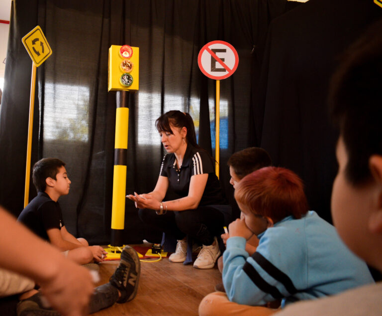 En Acería los niños y niñas aprenden seguridad vial jugando