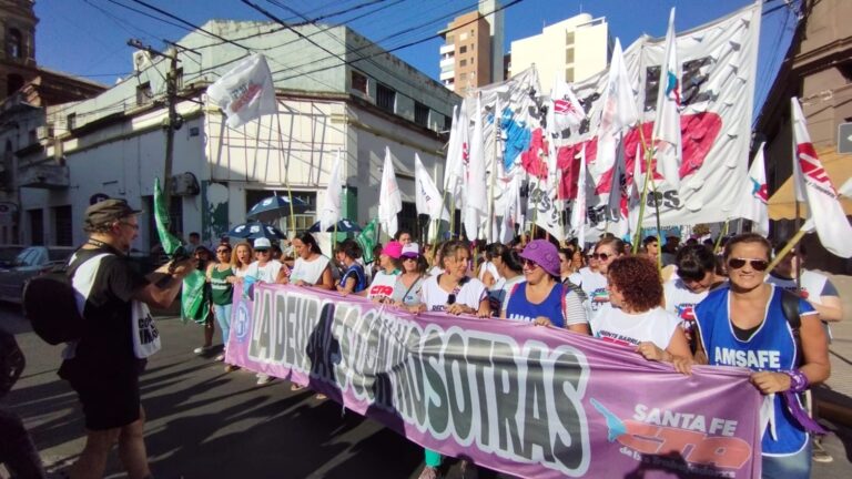 Mujeres y disidencias colmaron la Plaza 25 de Mayo durante la marcha del 8M