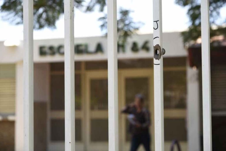 Rosario: Tras el paro docente por la inseguridad volvieron a balear una escuela
