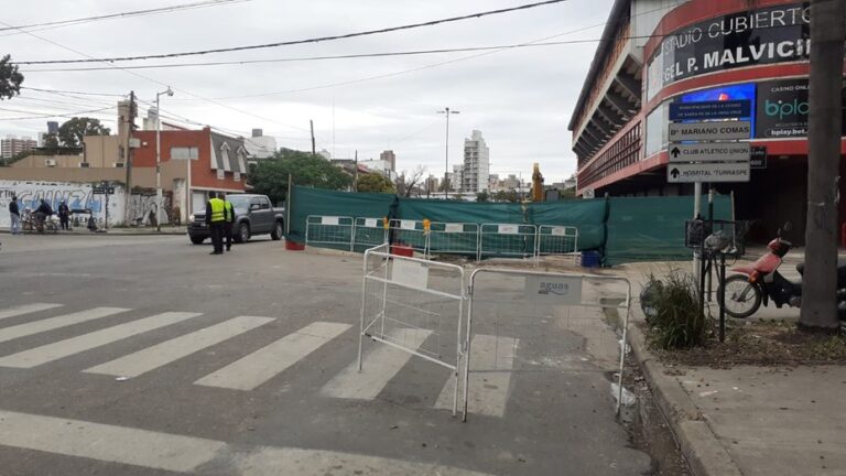 Socavón frente al Club Unión: El Concejo pide información sobre la obra que mantiene la avenida cortada