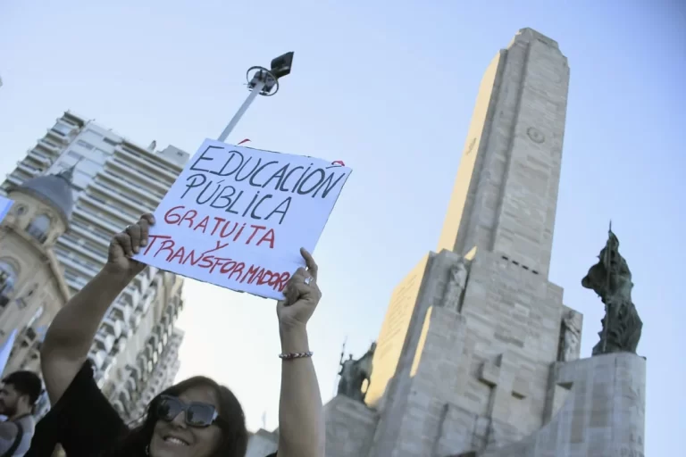 «Ni vouchers ni aranceles»: Estudiantes universitarios de Rosario marcharon contra las propuestas neoliberales