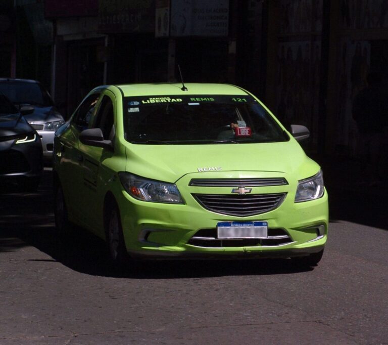 Revolución en la calle: Santa Fe cambia la identidad visual de los remises y sacude al transporte