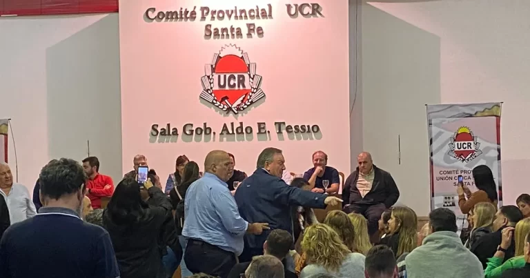 El radicalismo santafesino se divide entre «el combate al kirchnerismo de Milei» y «acompañar la unidad nacional de Massa»