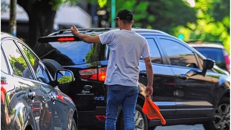 Cuidacoches: Se aprobó una prohibición llena de incógnitas