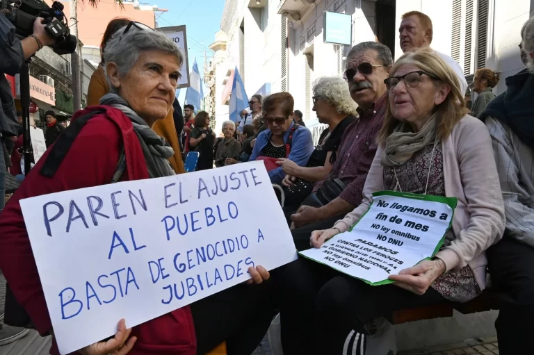 Nueva marcha hacia la Legislatura en defensa de la Caja de Jubilaciones